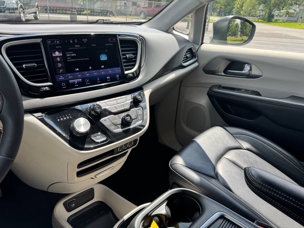 Used 2023 Chrysler Pacifica Touring-L FWD image 13