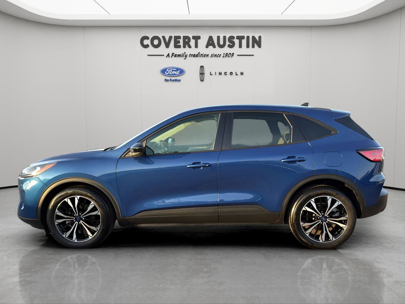 Certified 2022 Ford Escape SE w/ SE Sport Appearance Package image 2