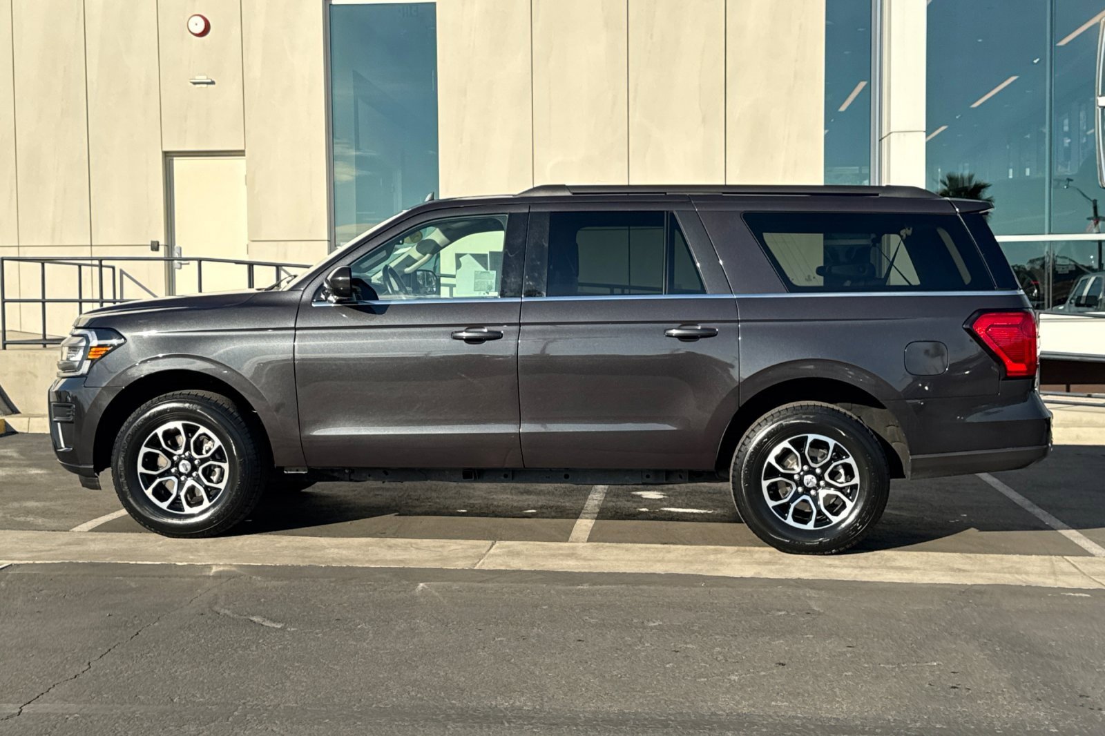 Certified 2024 Ford Expedition Max XLT image 6