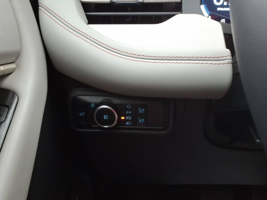 Certified 2025 Ford Explorer Active w/ Active Comfort Package AWD/4WD image 18