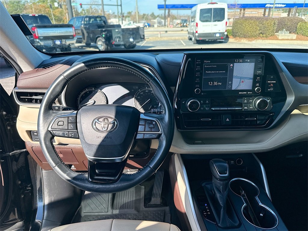 Used 2020 Toyota Highlander XLE image 19