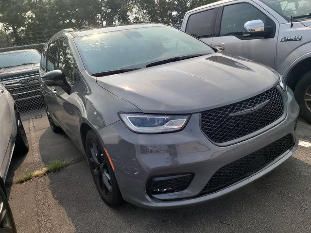 Used 2025 Chrysler Pacifica Limited FWD image 3