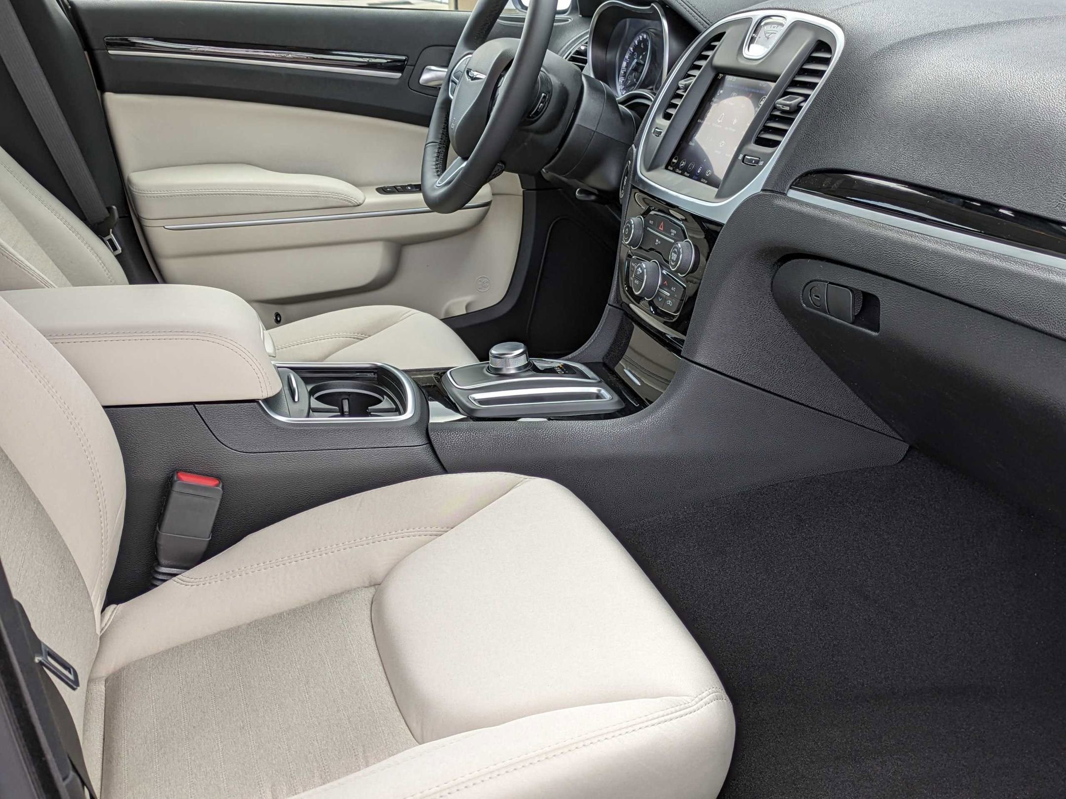 Used 2023 Chrysler 300 Touring w/ Sport Appearance Package image 38