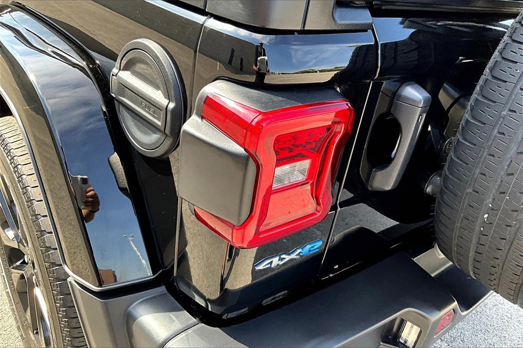 Used 2021 Jeep Wrangler Unlimited Sahara w/ Cold Weather Group image 28