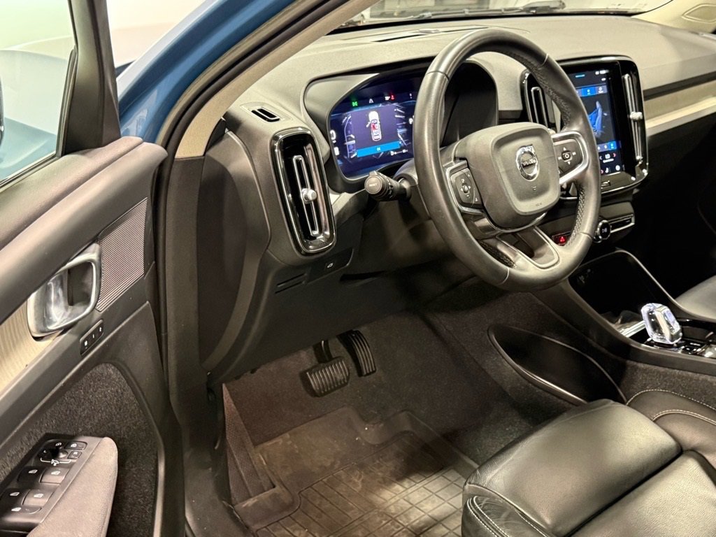 Used 2023 Volvo XC40 B5 Plus w/ Protection Package Premier image 10