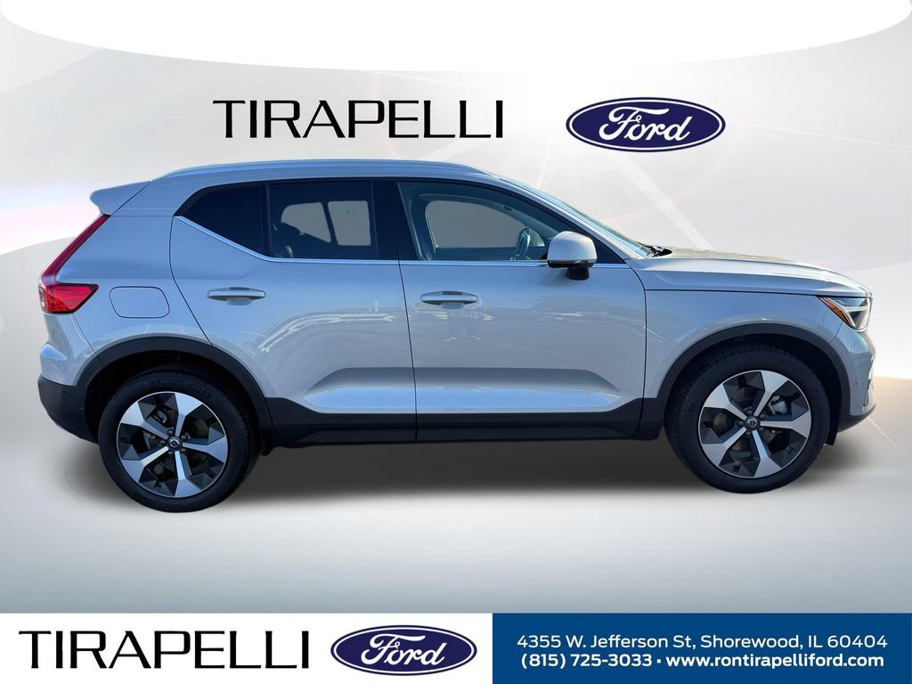 Used 2025 Volvo XC40 B5 Plus AWD/4WD image 3
