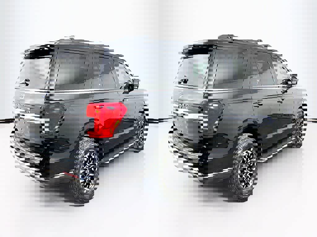 Certified 2023 Ford Expedition XLT image 5