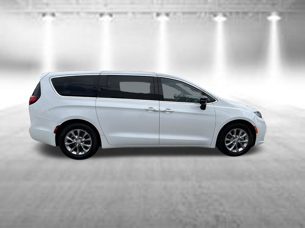 Used 2026 Chrysler Pacifica Limited FWD image 3