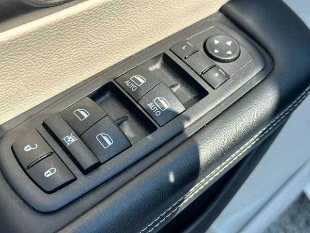 Used 2024 Chrysler Pacifica Touring-L FWD image 17