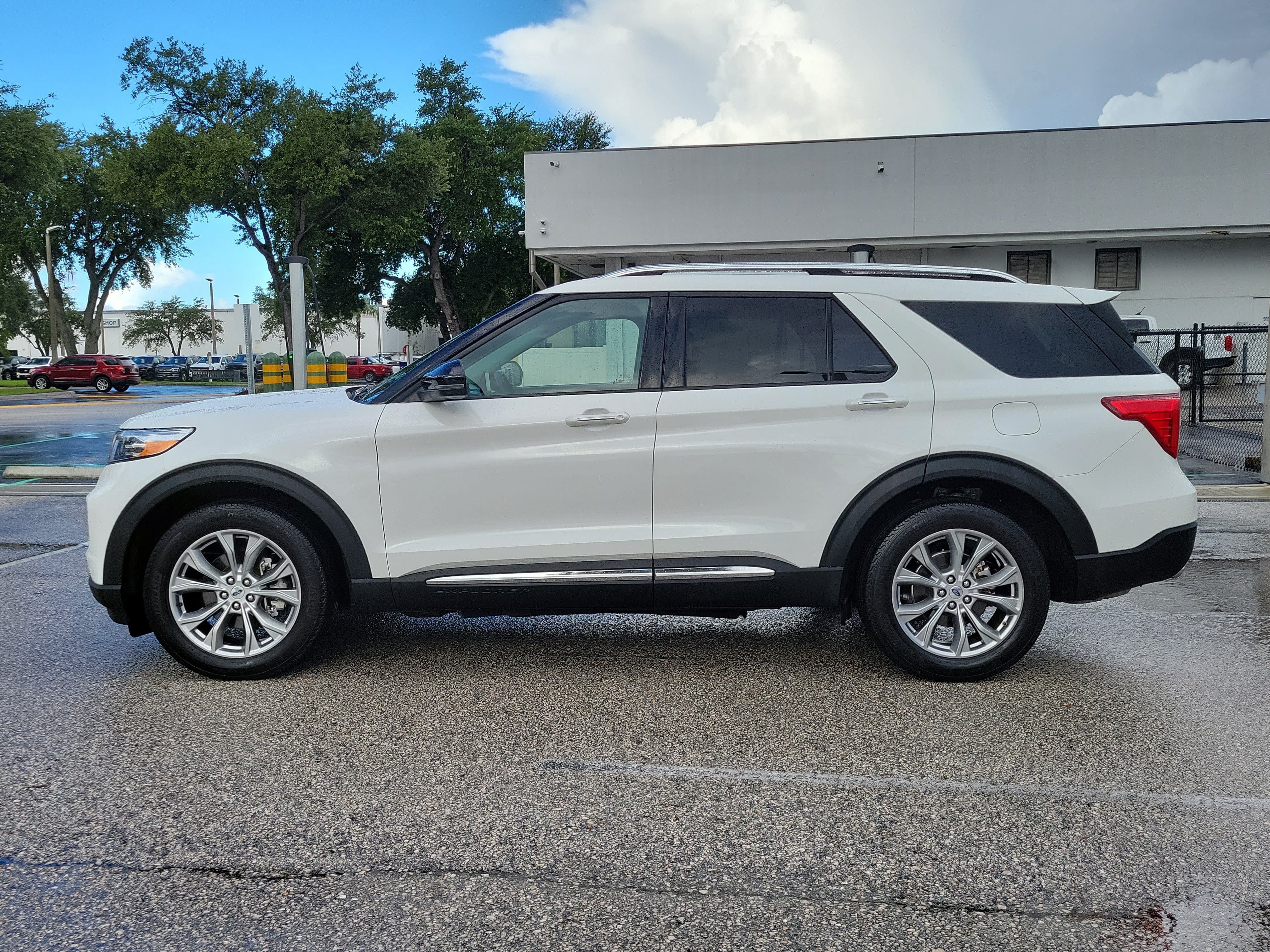 Certified 2024 Ford Explorer Limited w/ Limited Technology Package AWD/4WD image 6