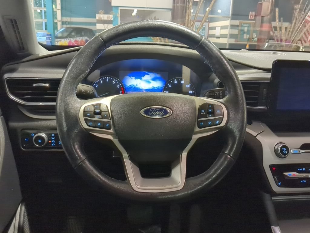Certified 2022 Ford Explorer XLT w/ Equipment Group 202A AWD/4WD image 2