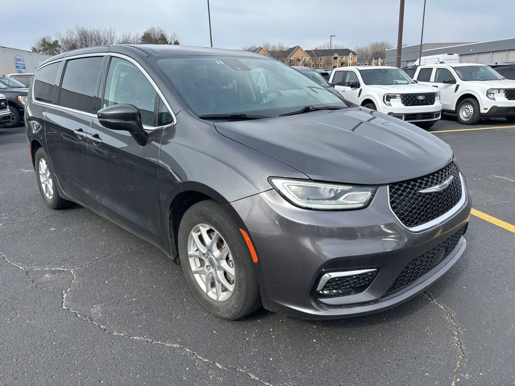 Used 2023 Chrysler Pacifica Touring-L FWD image 3