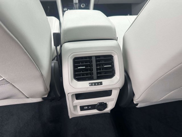 Used 2022 Volkswagen Tiguan SE w/ Panoramic Sunroof Package image 12