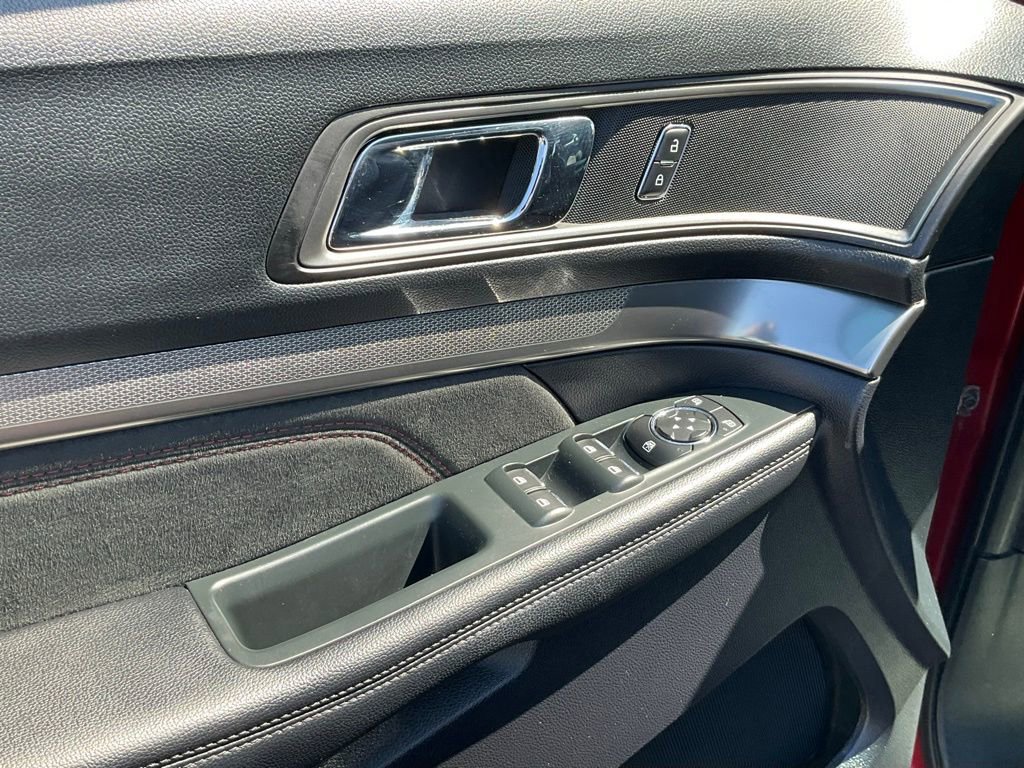 Certified 2019 Ford Explorer XLT w/ Equipment Group 202A image 14