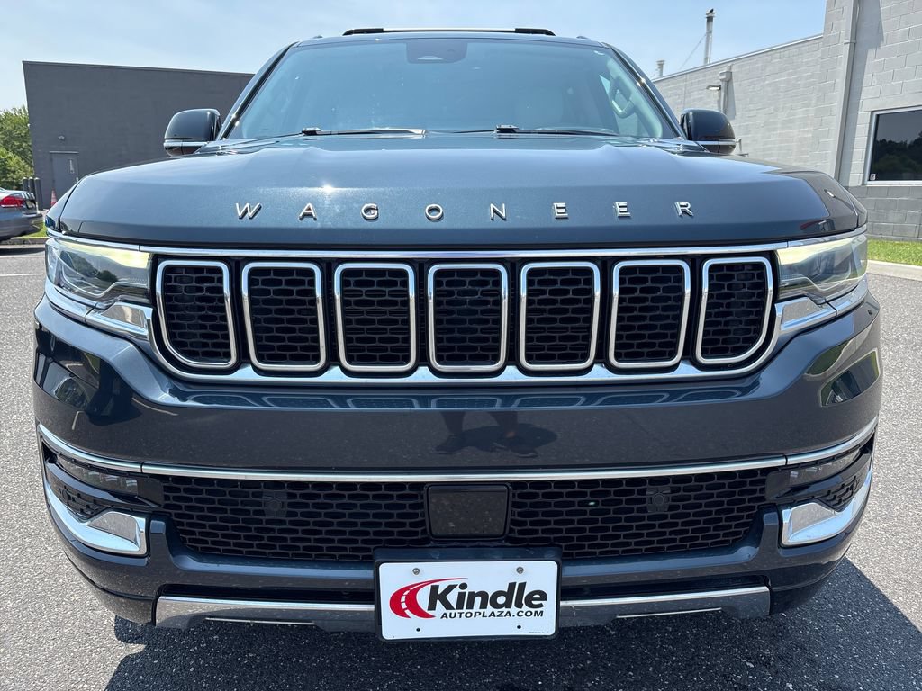 Used 2023 Jeep Wagoneer Series III w/ Premium Group I AWD/4WD image 2