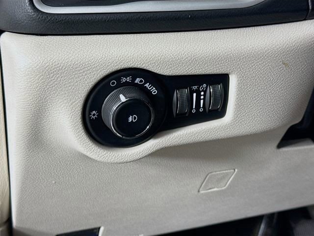 Used 2023 Chrysler Pacifica Touring-L image 10