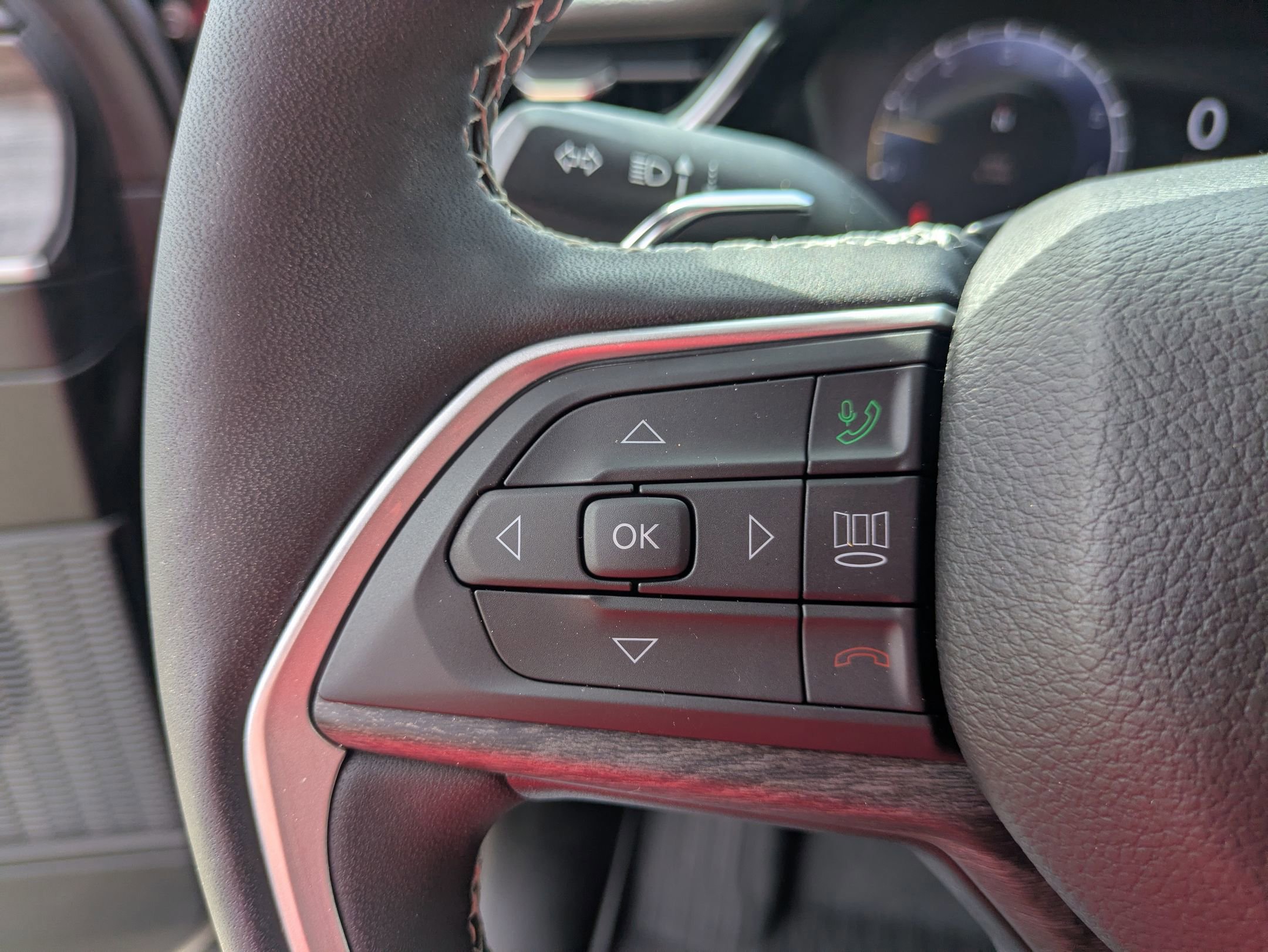 Used 2023 Jeep Grand Cherokee Limited w/ Luxury Tech Group II AWD/4WD image 18