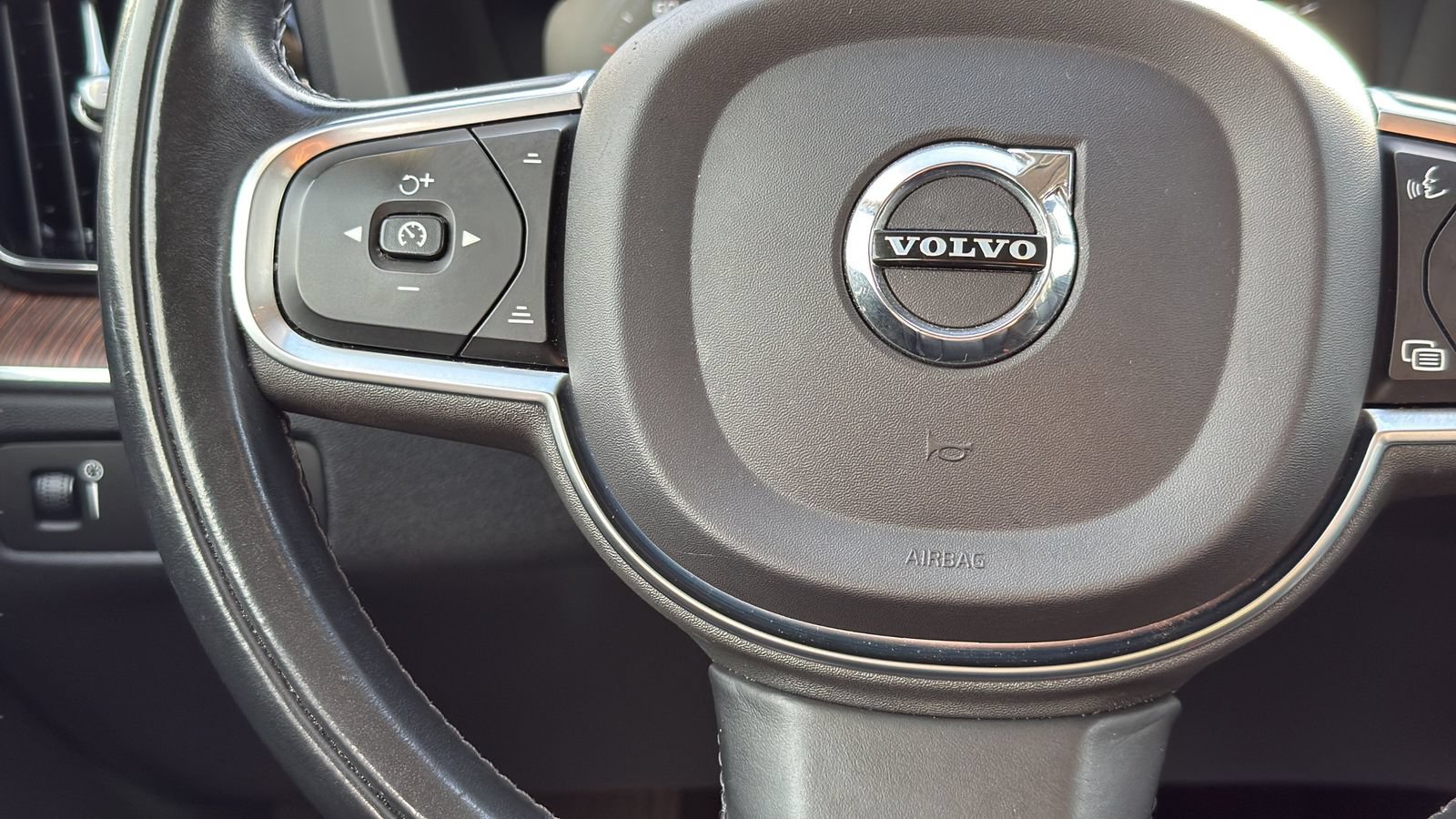 Used 2021 Volvo XC60 T5 Momentum w/ Premium Package AWD/4WD image 17