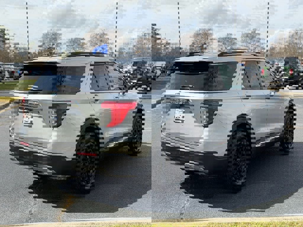 Certified 2022 Ford Explorer XLT w/ Equipment Group 202A image 4