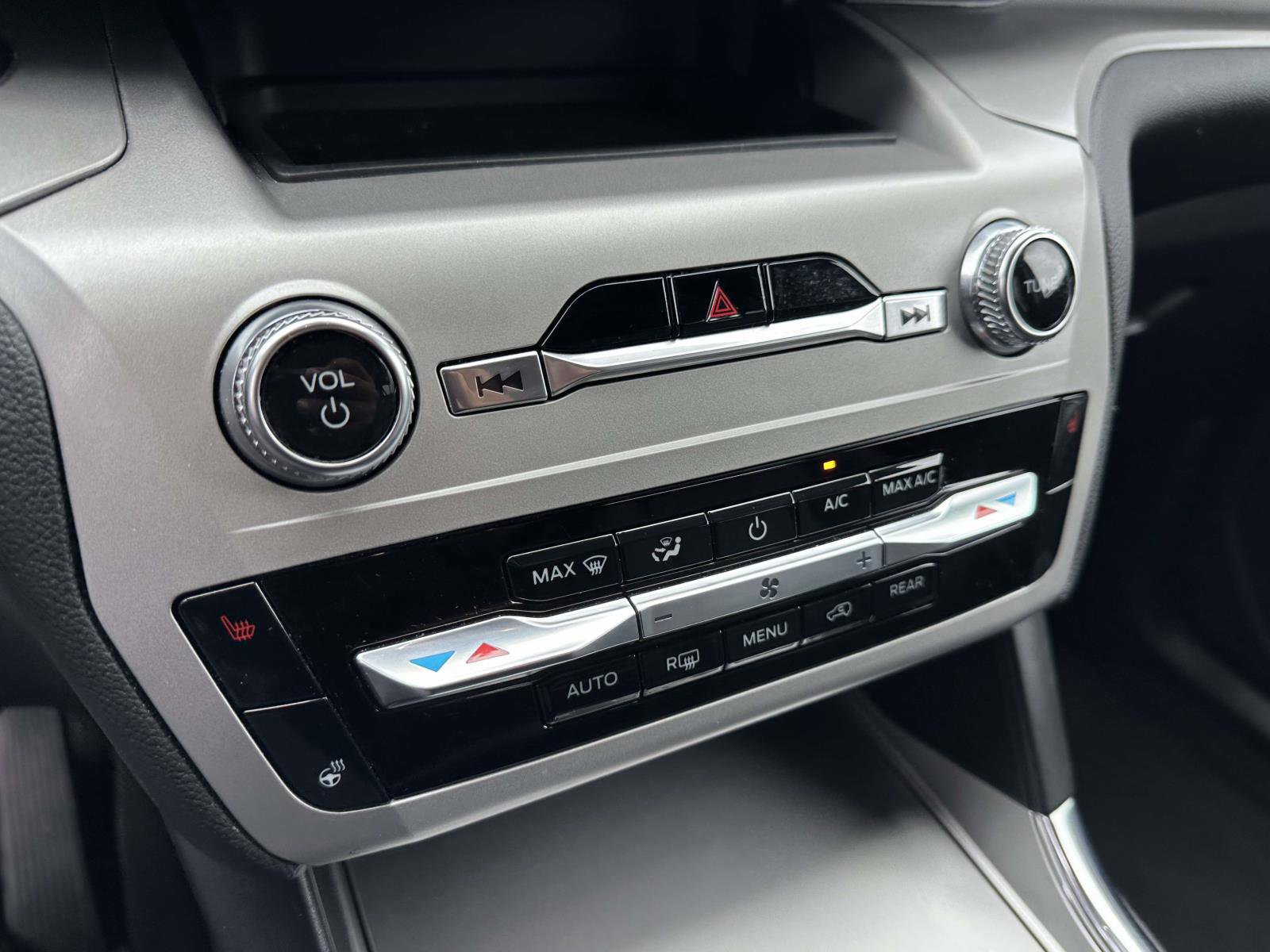 Certified 2022 Ford Explorer XLT w/ Equipment Group 202A AWD/4WD image 25