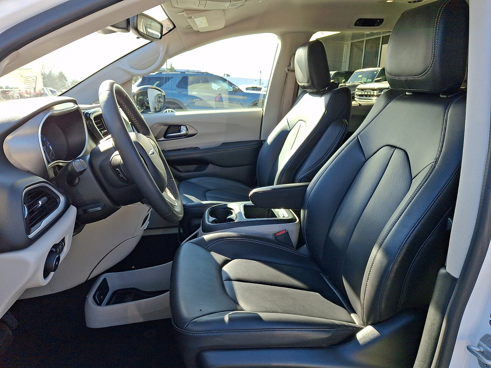 Used 2024 Chrysler Pacifica Touring-L FWD image 16