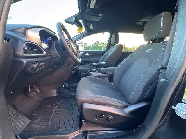 Used 2020 Chrysler Pacifica Touring w/ S Appearance Package FWD image 10