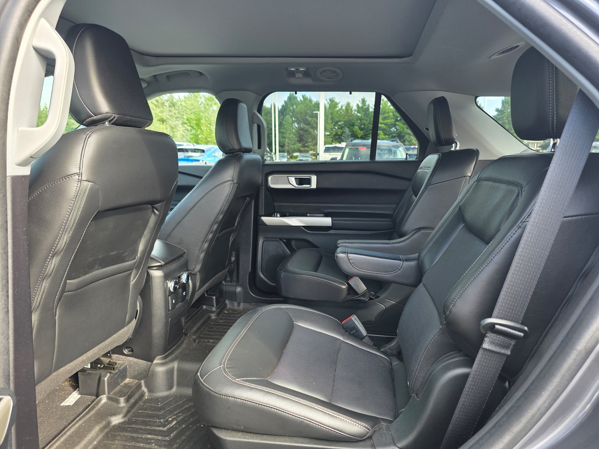 Certified 2022 Ford Explorer Limited w/ Equipment Group 301A AWD/4WD image 10