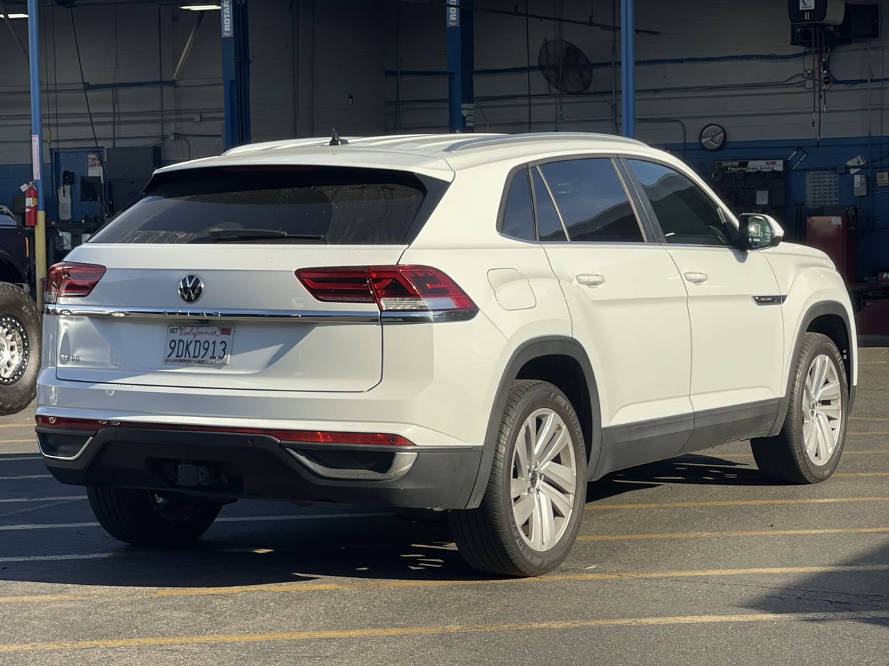 Used 2023 Volkswagen Atlas Cross Sport SE FWD image 5