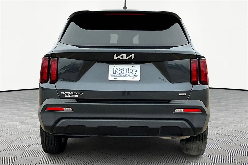 Used 2023 Kia Sorento LX image 3