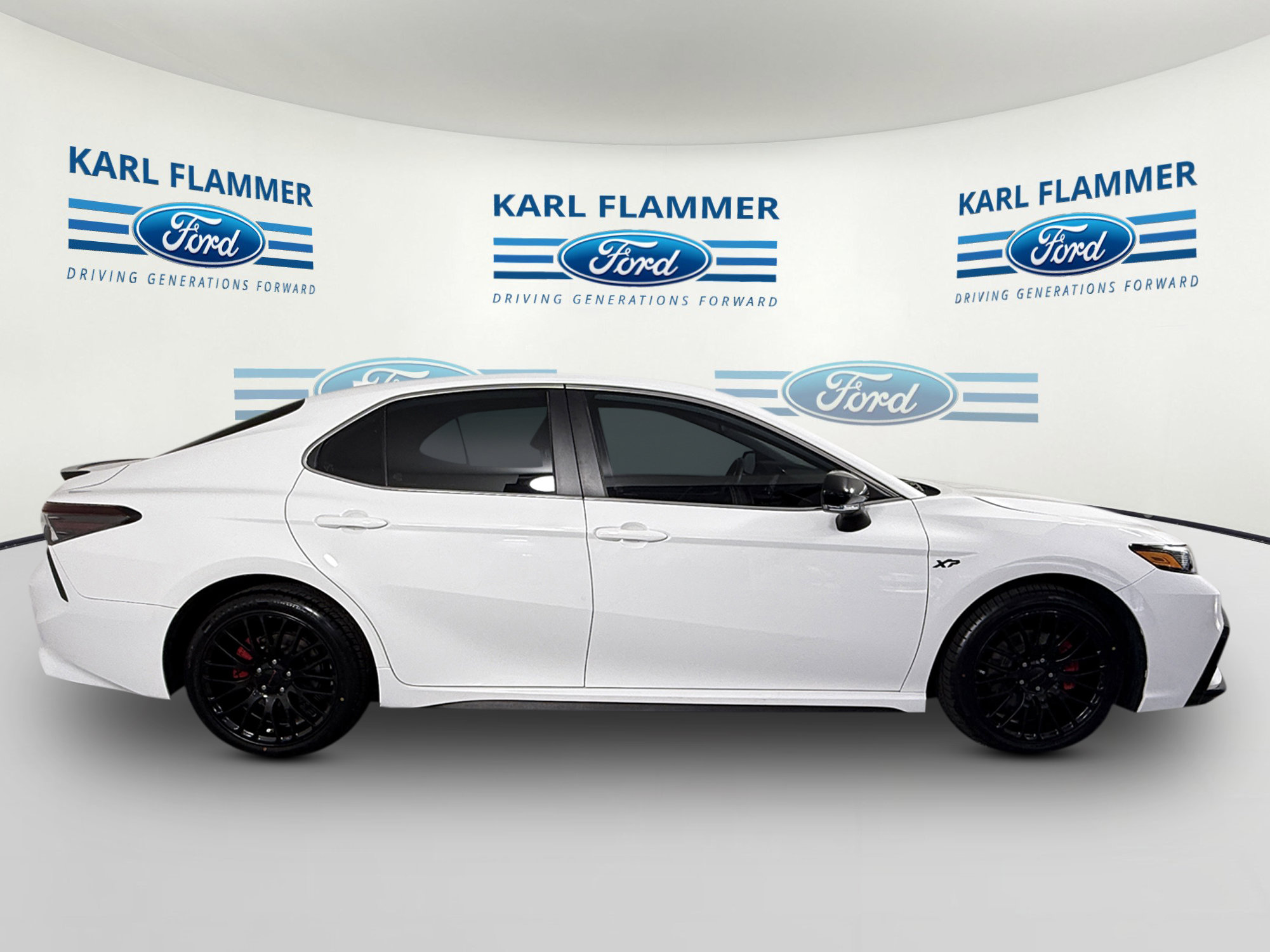 Used 2023 Toyota Camry SE FWD image 2