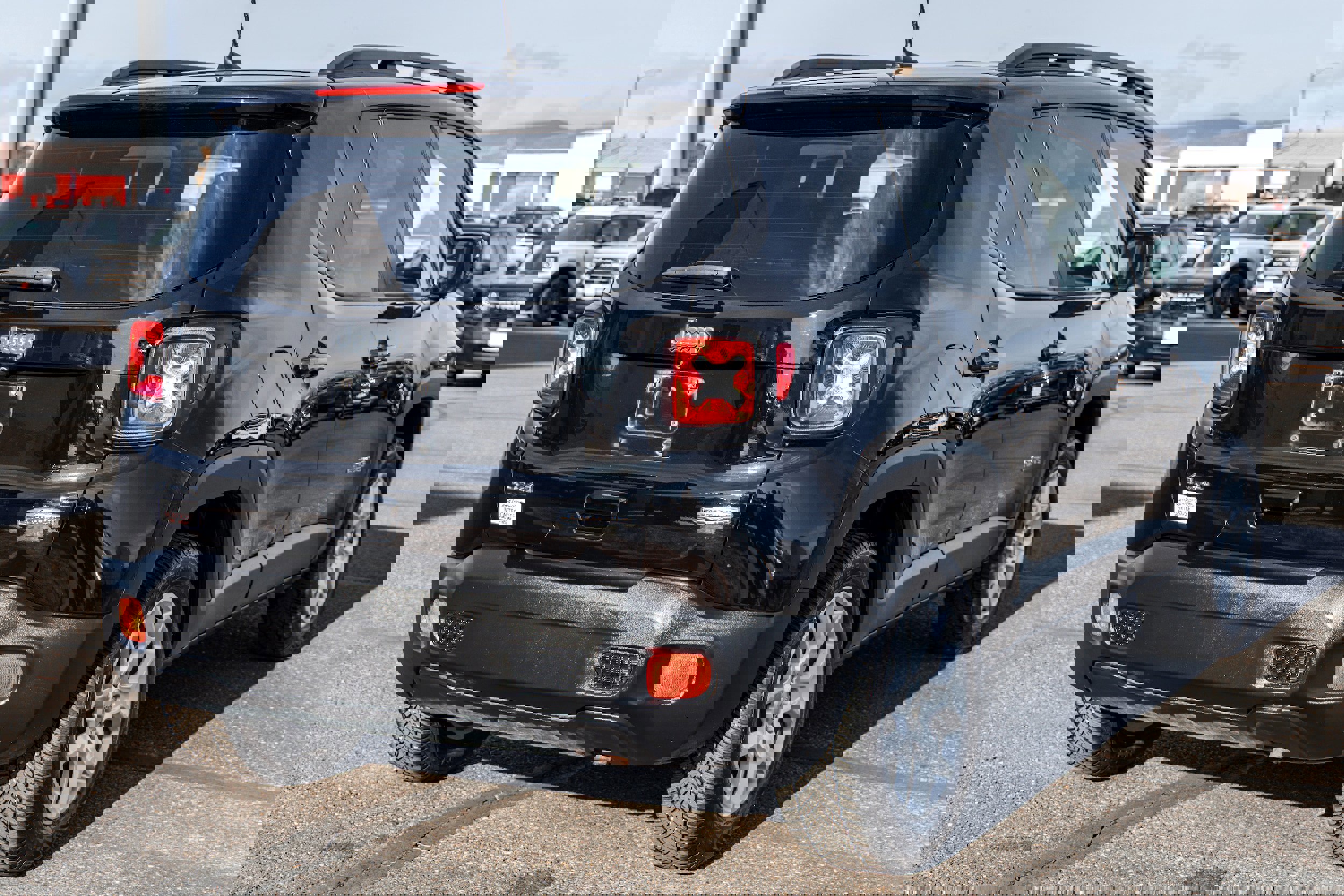 Used 2018 Jeep Renegade Latitude w/ Cold Weather Group image 4