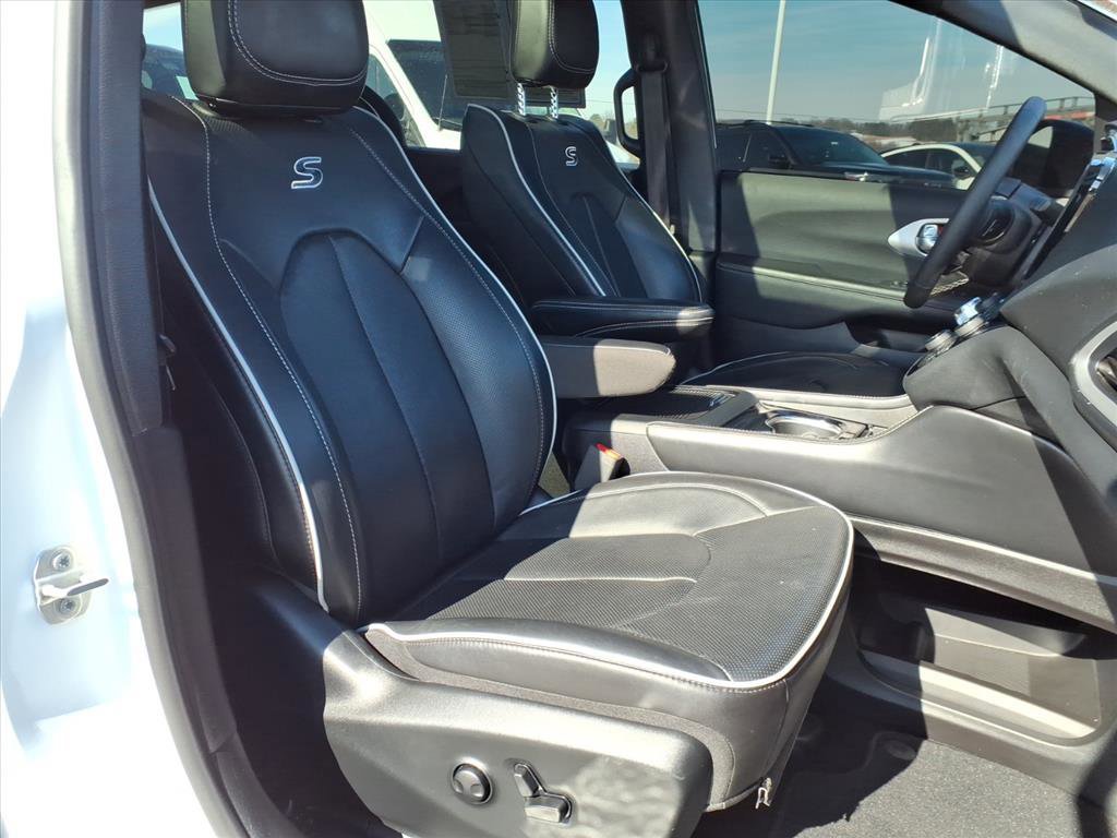 Used 2025 Chrysler Pacifica Limited image 7