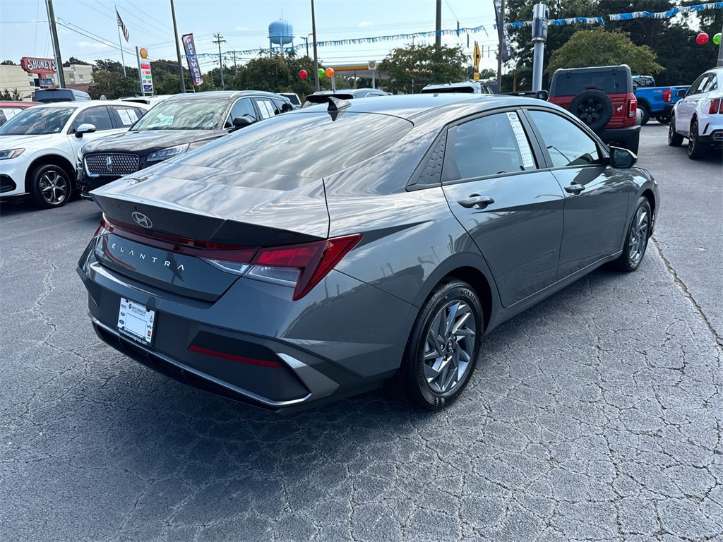 Used 2024 Hyundai Elantra SEL image 3