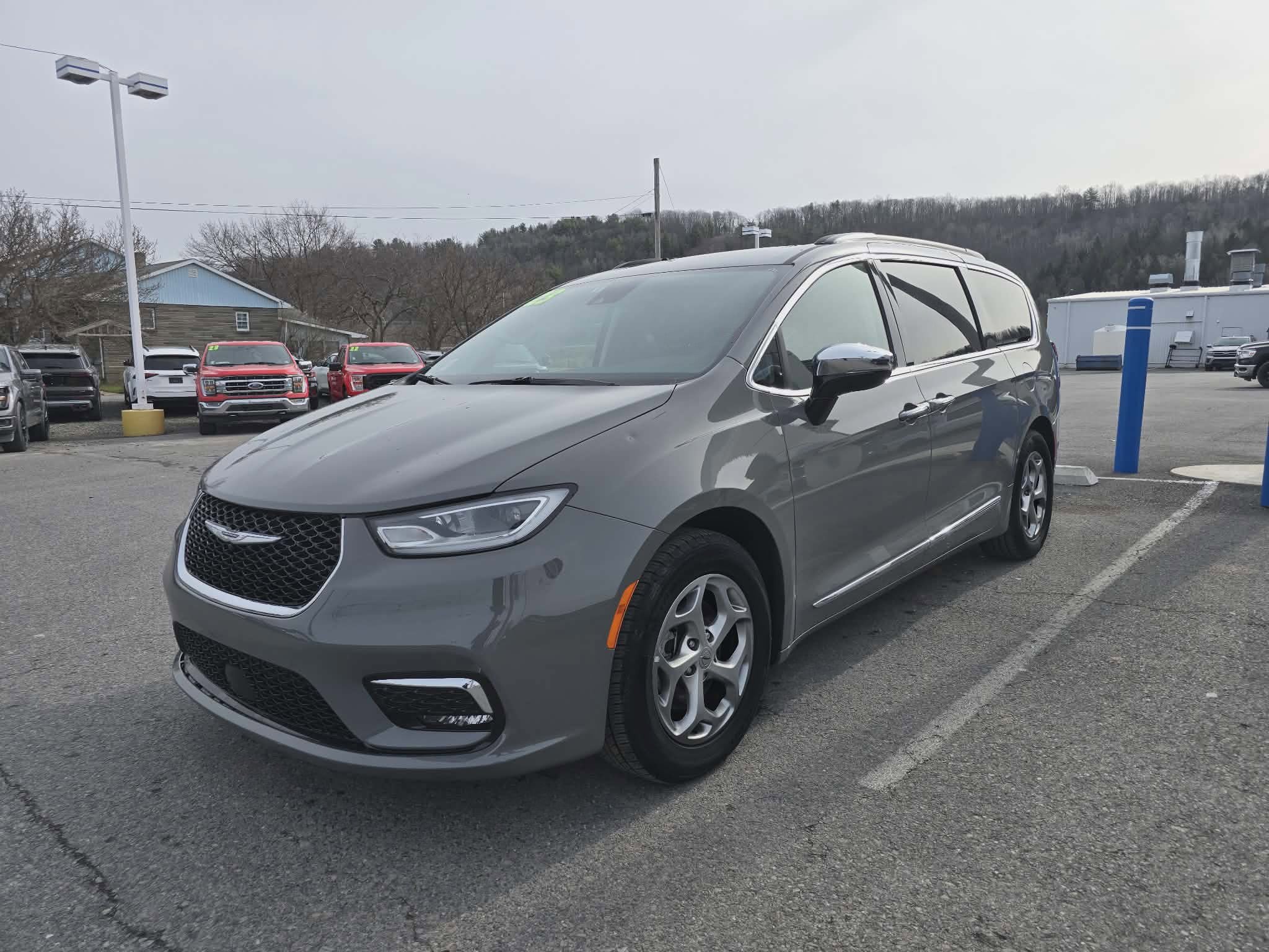 Used 2023 Chrysler Pacifica Limited FWD image 8