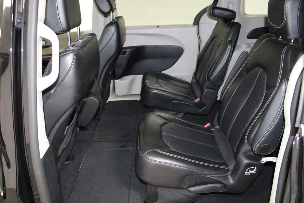Used 2024 Chrysler Pacifica Touring-L image 25