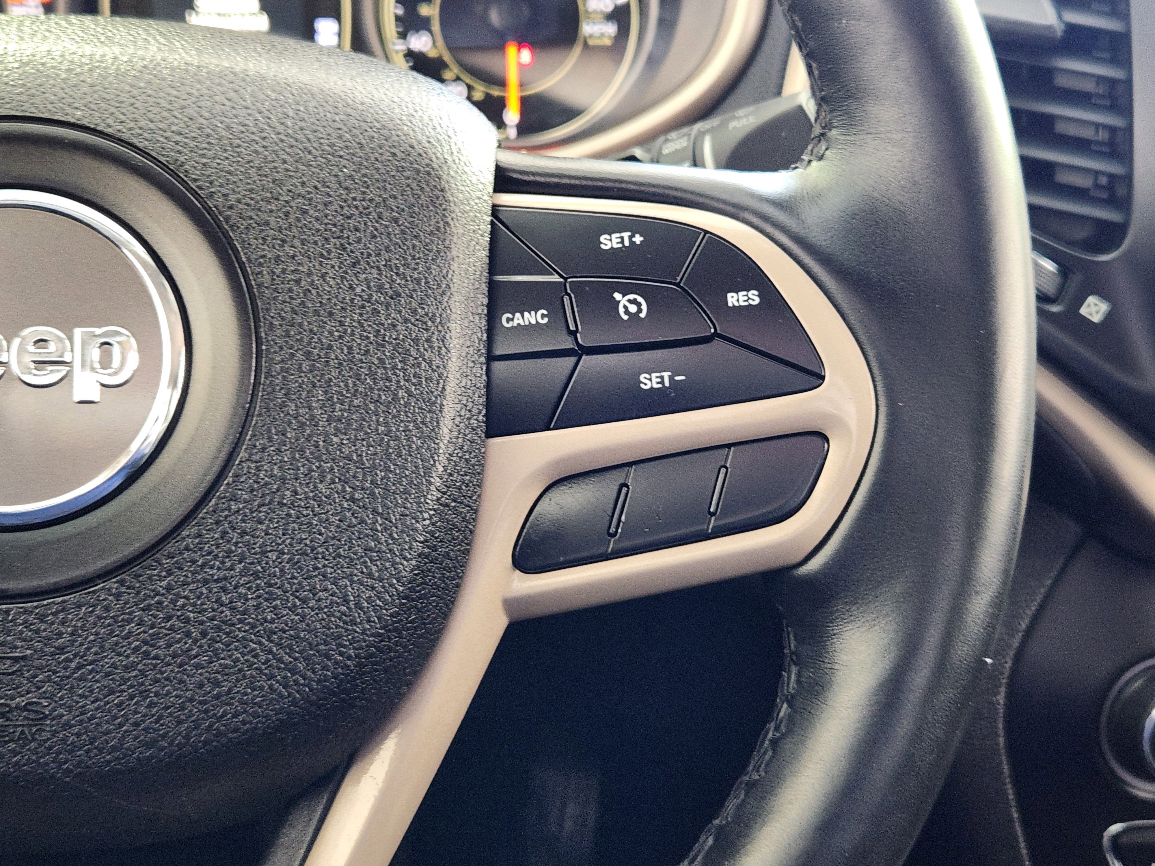 Used 2017 Jeep Cherokee Latitude w/ Comfort/Convenience Group image 19