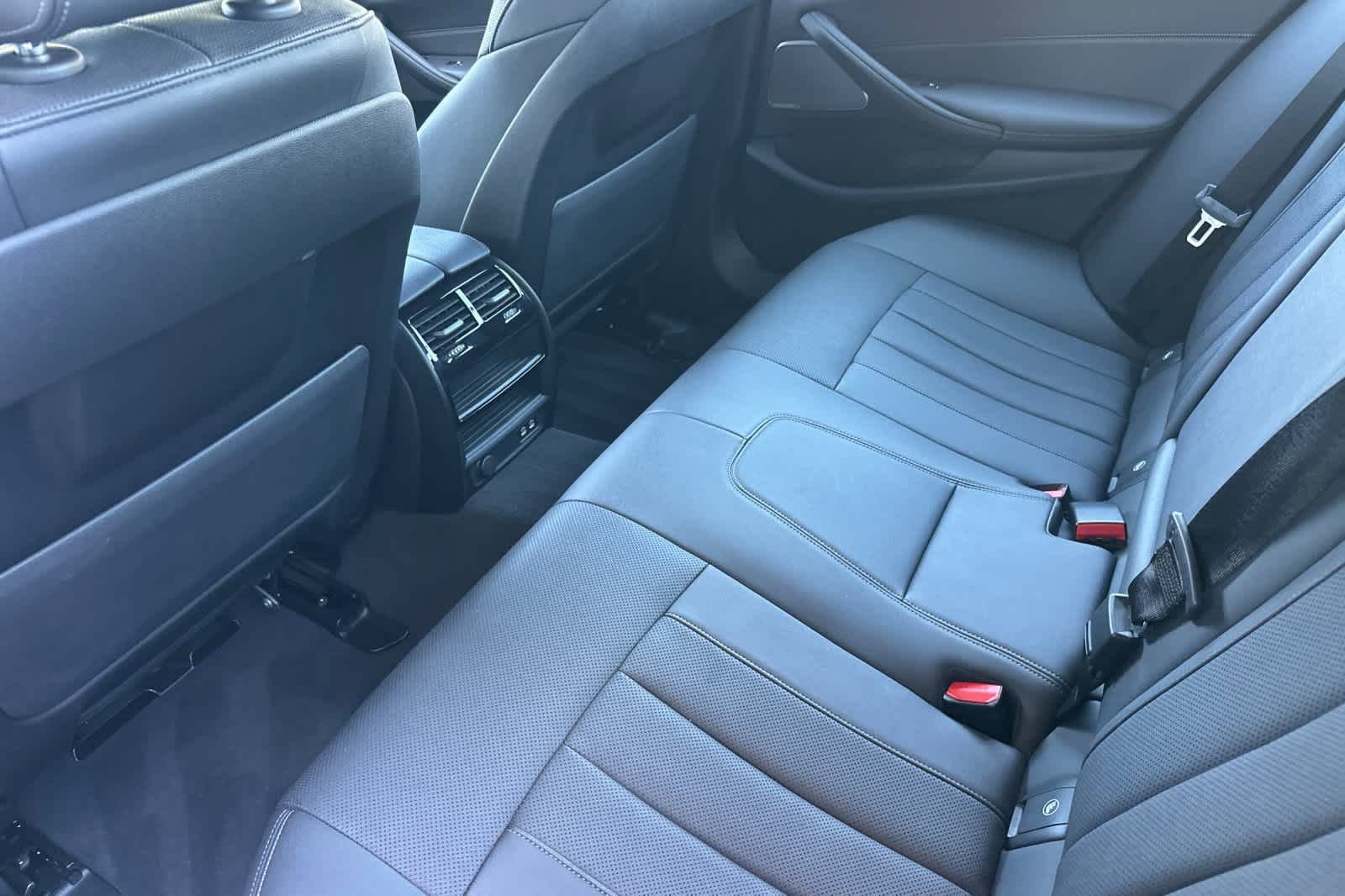 Used 2023 BMW 530e xDrive w/ Premium Package AWD/4WD image 4
