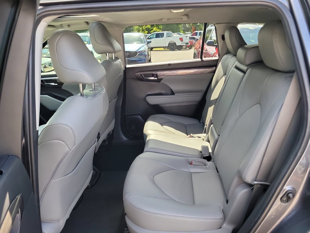 Used 2023 Toyota Highlander Limited FWD image 12