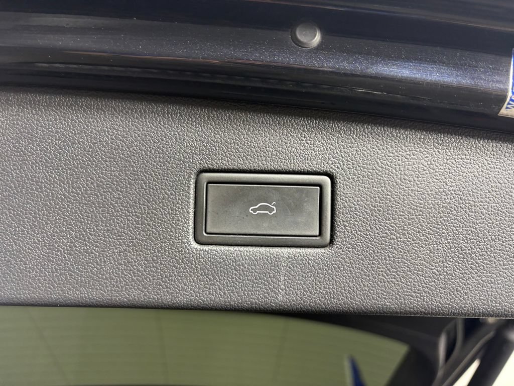 Used 2022 Volkswagen Tiguan SE w/ Panoramic Sunroof Package AWD/4WD image 33