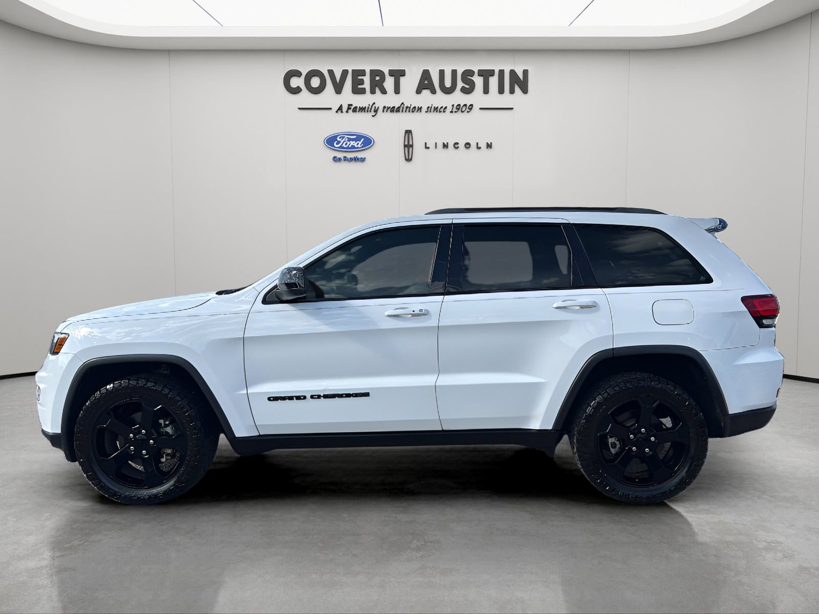 Used 2019 Jeep Grand Cherokee Laredo AWD/4WD image 2