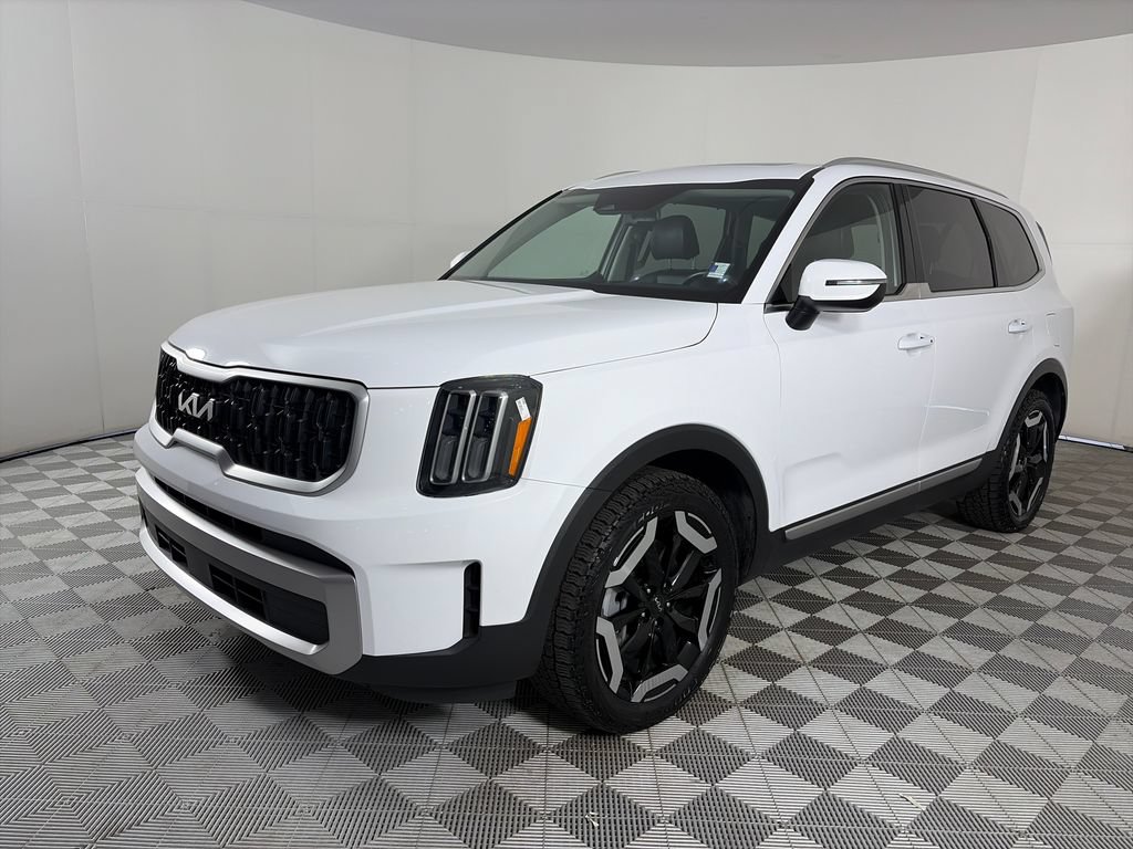 Used 2023 Kia Telluride EX w/ EX Captain's Chair Package AWD/4WD image 3