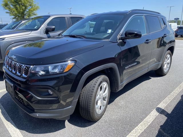 Used 2024 Jeep Compass Latitude AWD/4WD image 3