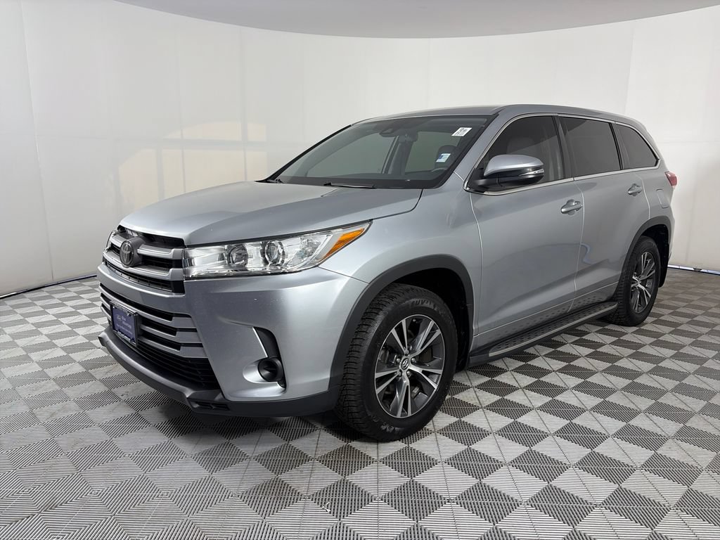 Used 2017 Toyota Highlander LE FWD image 3