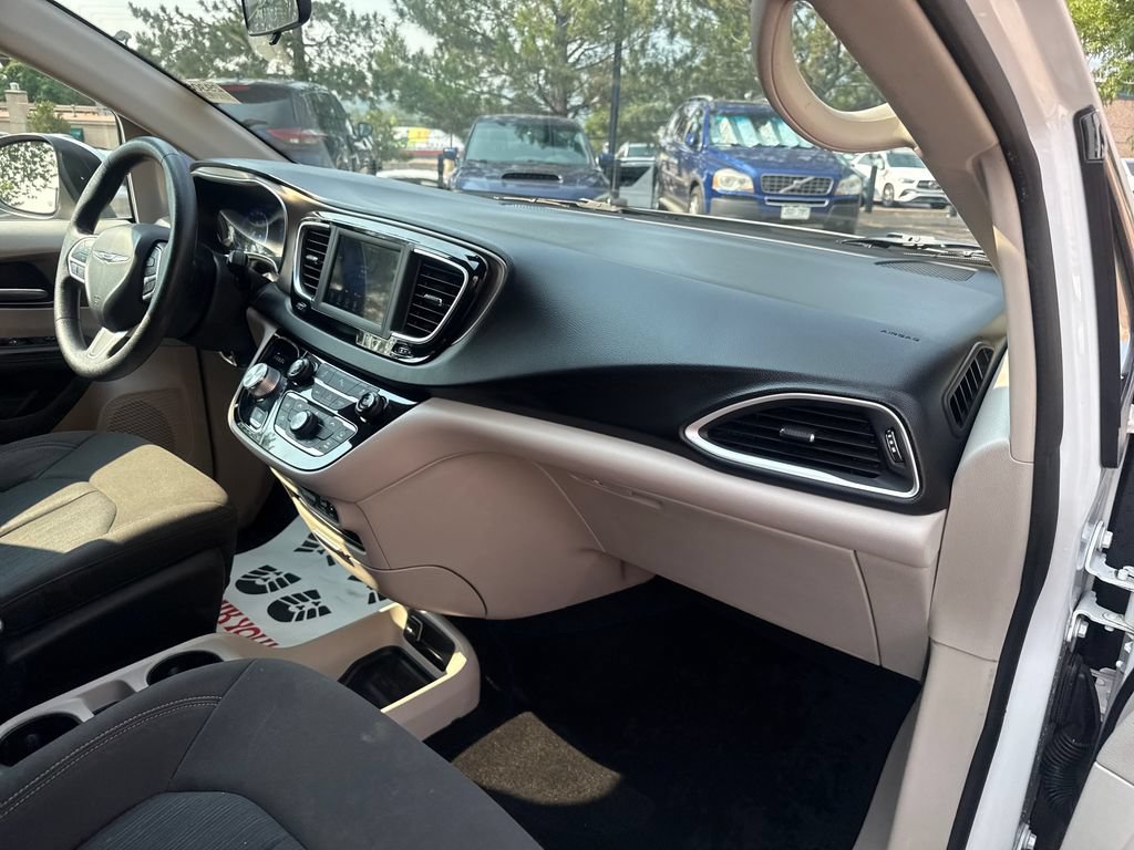 Used 2020 Chrysler Voyager L FWD image 30