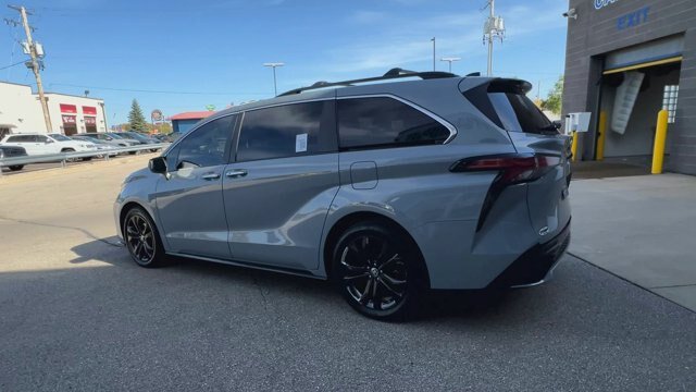 Used 2023 Toyota Sienna XSE w/ XSE Plus Package FWD image 6