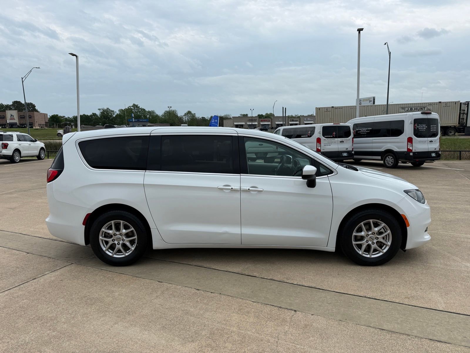 Used 2023 Chrysler Voyager LX FWD image 4