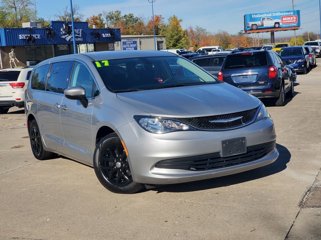 Used 2017 Chrysler Pacifica Touring image 1