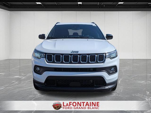 Used 2025 Jeep Compass Latitude w/ Sun & Sound Group AWD/4WD image 8