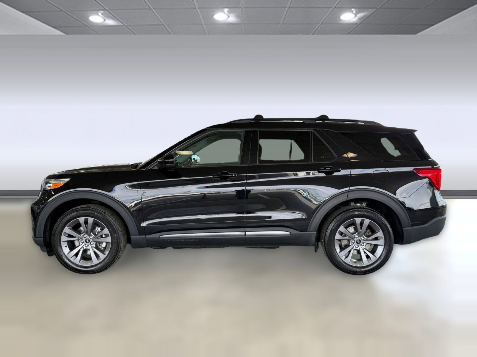 Certified 2022 Ford Explorer XLT w/ Equipment Group 202A image 2