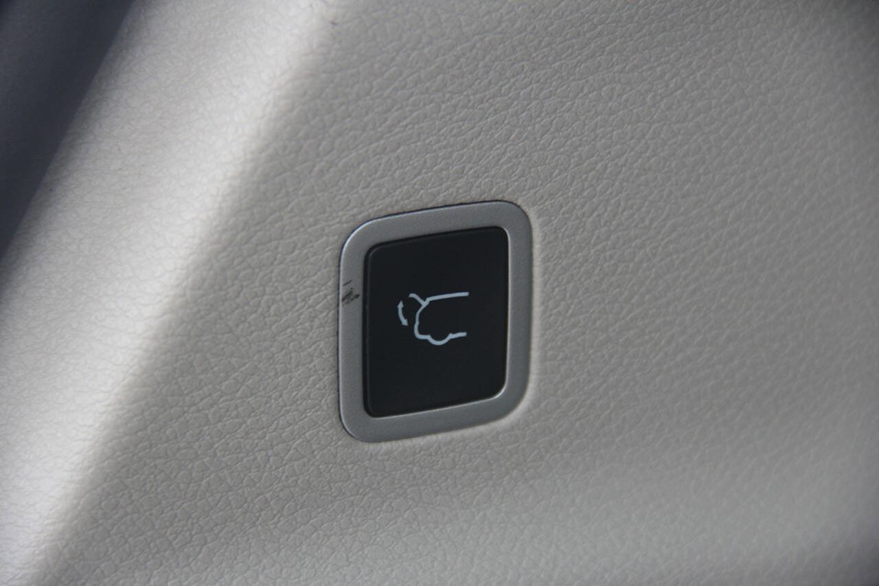 Used 2024 Chrysler Pacifica Touring-L FWD image 13